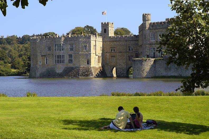 A picnic at Leeds castle