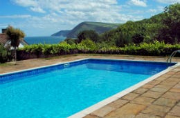 Cottage with a swimming pool on the coast