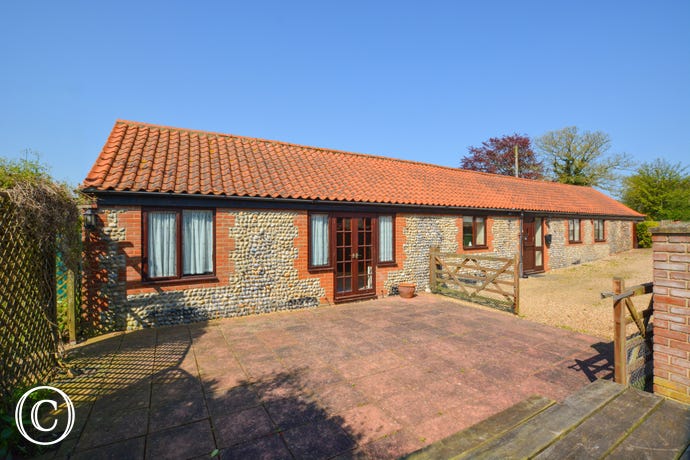 The Stables is an established conversion offering spacious accommodation within walking distance of the beach