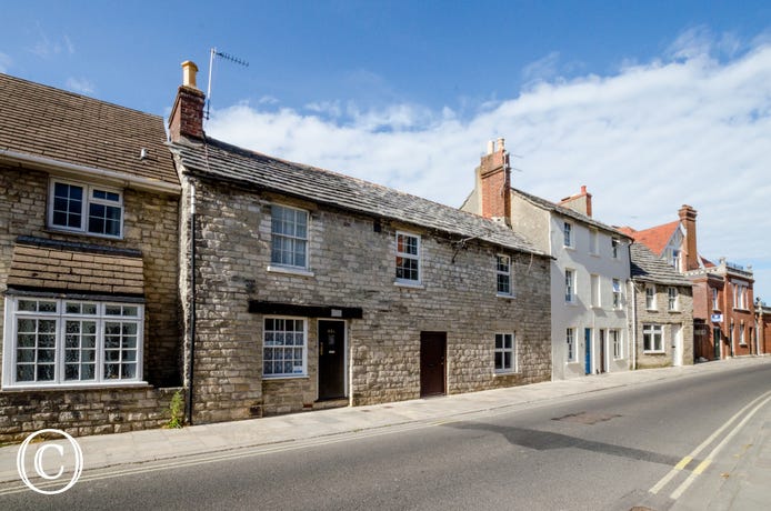 Traditional Purbeck stone terrace cottage in the heart of Swanage