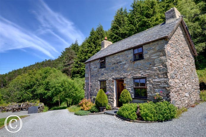 Ochr y Foel is a detached stone cottage in an enviable lakeside location in the mountains of Snowdonia National Park