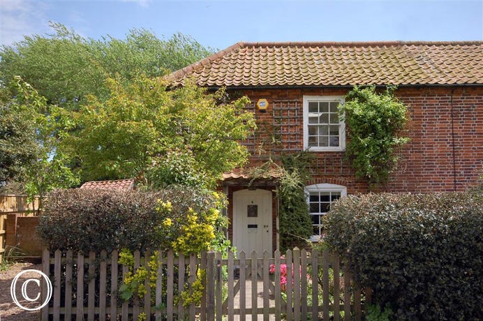 This pretty property is situated in the village of Reydon the close by neighbour of Southwold, the property offers characterful accommodation for 6 people with parking and courtyard areas.