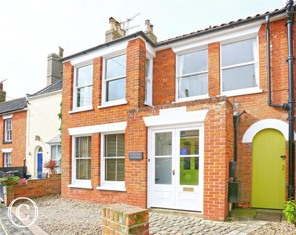 Suffolk Cottage is a beautiful spacious property situated in Suffolk's premiere seaside town - Southwold.