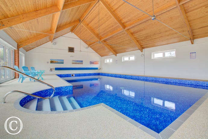 This poperty benefits from the use of this communal swimming pool