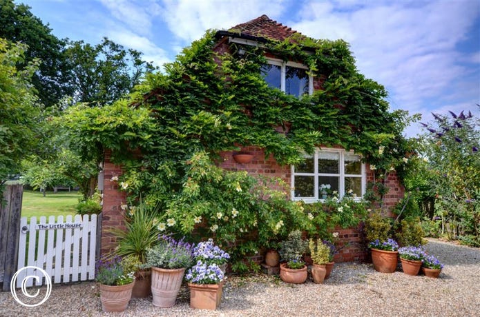 TN601 - exterior Charming and cosy property in Rolvenden