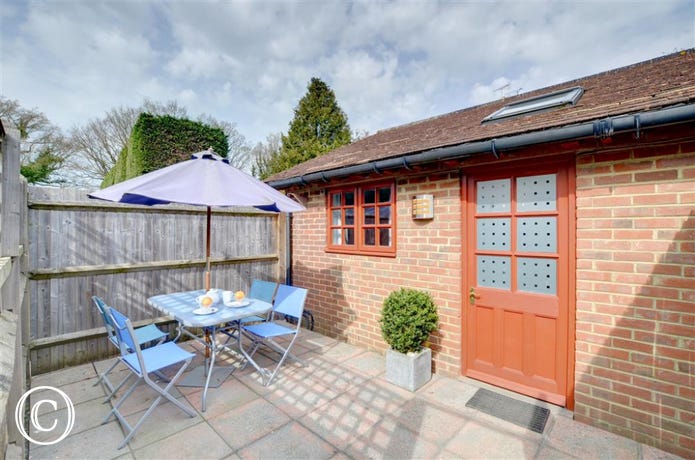 CB532 Exterior Entrance with private courtyard