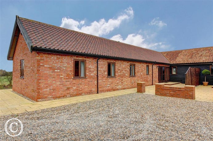 This beautiful barn boasts sleeping for 4 all on one level in the village of Darsham.