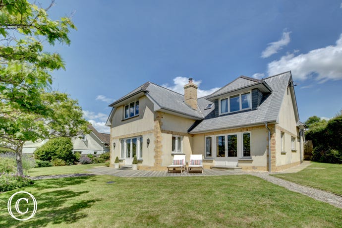 This superb detached modern home, in a peaceful and quiet location is only a short stroll to the centre of Croyde village and the wonderful sandy beach
