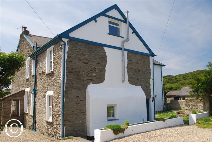 This outstanding Georgian Vicarage in the heart of Mortehoe village backs on to open farmland