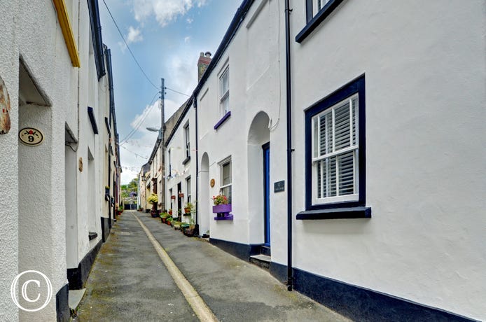Cockle Cottage is a delightful character fishermans cottage nestling in one of the oldest streets of the picturesque fishing village of Appledore